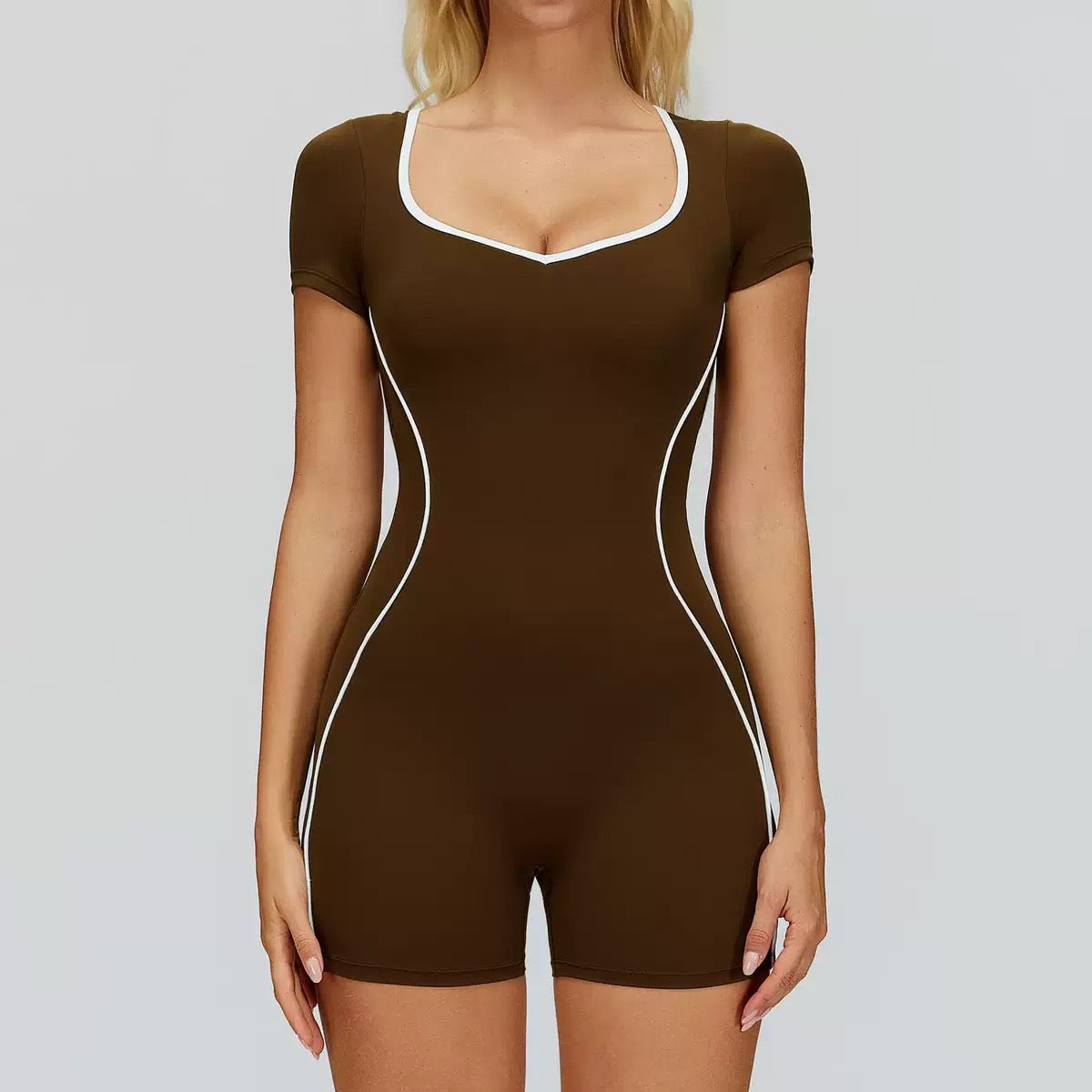 Short -sleeved bodycon fitness jumpsuit